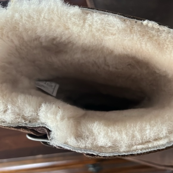 UGG shearling  bootsUgg (Silver); incredibly warm and stylish. Great condition! - Picture 2 of 8